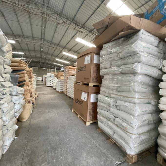 Pellets de poliuretano termoplástico virgen TPU 64D en granel TPEE TPU antiquedad 17