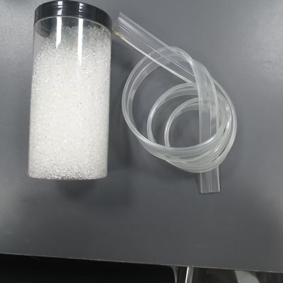 Alta transparencia, moldeo rápido, resistencia excelente, moldeo por inyección de plástico TPU respetuoso con el medio ambiente o partículas de extrusión, adecuadas para juguetes para mascotas, cuerdas para saltar, cables