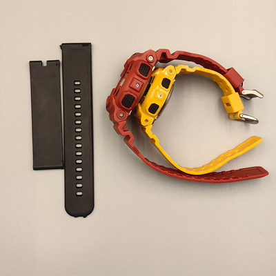 La materia prima TPU es para tiras de relojes, con dureza moderada: Shore 65A-85A, suave y cómoda, amigable con la piel, elástica, resistente a la hidrólisis y la corrosión