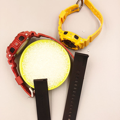 La materia prima TPU es para tiras de relojes, con dureza moderada: Shore 65A-85A, suave y cómoda, amigable con la piel, elástica, resistente a la hidrólisis y la corrosión