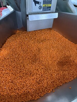 Precio de fabricación Material TPU de color compatible con alta resistencia al desgarro y dureza reforzada adecuado para aplicaciones de moldeo por inyección