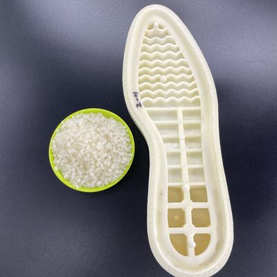 El material de espuma de suela de zapatos TPU es suave, resistente al desgaste y se puede moldear rápidamente